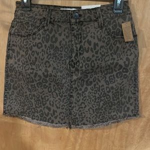 🤎Nwt 5 pocket so pretty leopard frayed him skirt Junior’s size 7